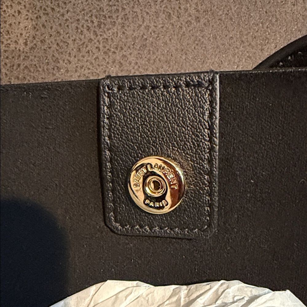 Saint Laurent Elegant Black Tote - Picture 7 of 7